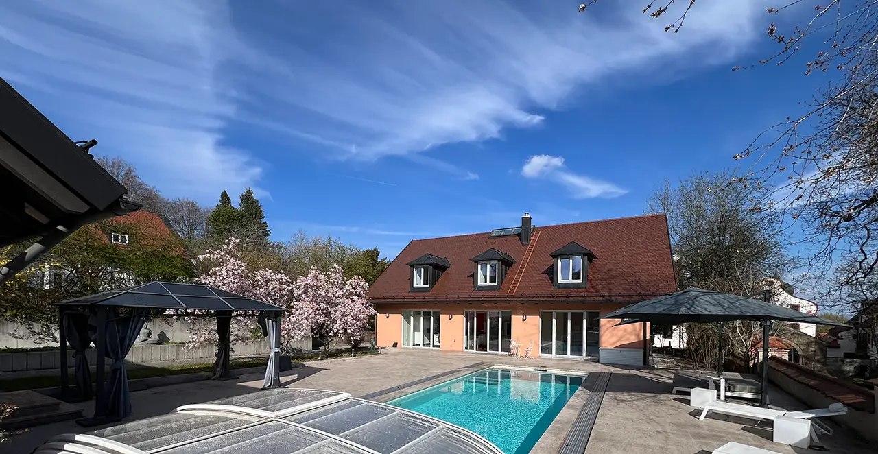 Immobilie in Eurasburg: Poolbereich mit Pavillion